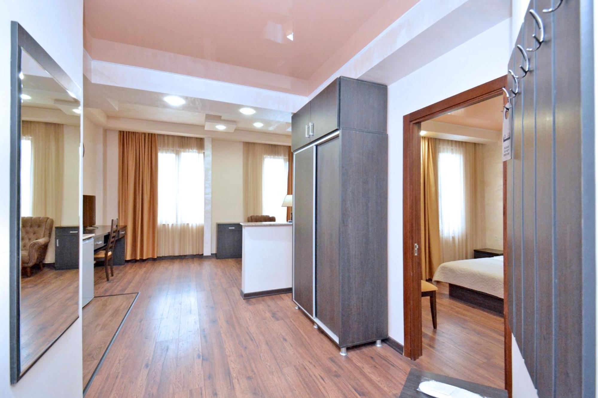Hotel Partiez Jerevan Exteriör bild